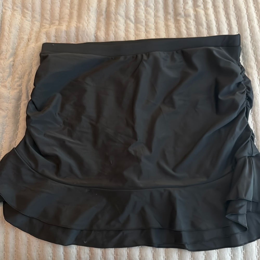 NWT Black ruffle bottom swim skirt with ruched sides